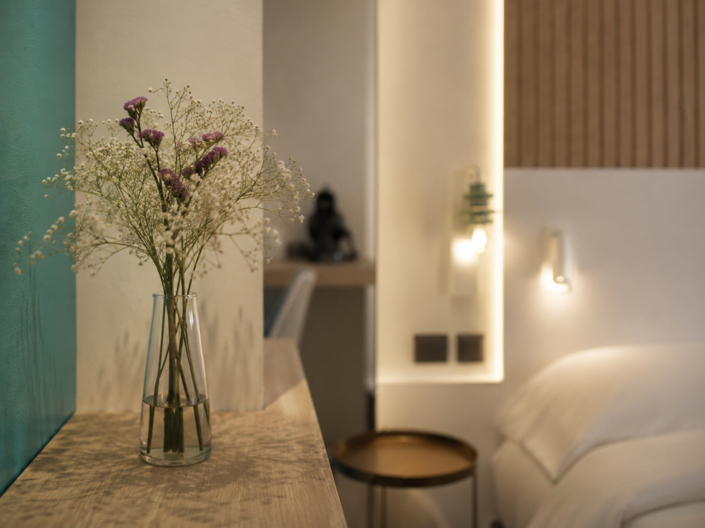 Habitación de hotel con inspiración marina y tonos azules